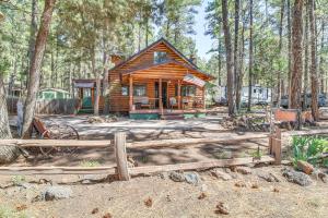 une cabane en bois avec une clôture en bois dans l'établissement Ski, Hike and Relax Forest-View Sanctuary!, à Pinetop-Lakeside