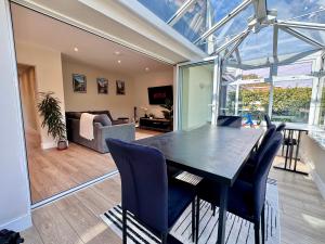 Χώρος καθιστικού στο Modern Retreat in Mumbles - Disabled Access!