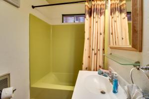 une salle de bain avec un lavabo et une baignoire dans l'établissement Ski, Hike and Relax Forest-View Sanctuary!, à Pinetop-Lakeside 17 autres photos