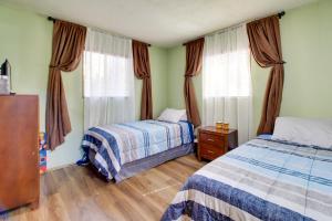 une chambre avec deux lits et deux fenêtres dans l'établissement Ski, Hike and Relax Forest-View Sanctuary!, à Pinetop-Lakeside