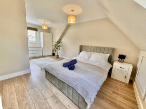 Ένα ή περισσότερα κρεβάτια σε δωμάτιο στο Modern Retreat in Mumbles - Disabled Access!