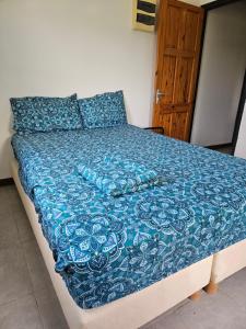 Un dormitorio con una cama con un edredón azul. en Jagtlust, en Meerzorg