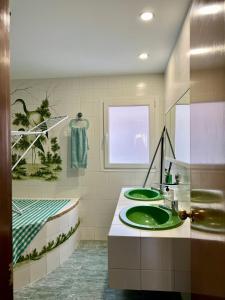 Ένα μπάνιο στο Cozy Flat with City & Beach