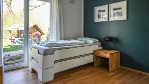 a bedroom with a bed and a window at Apartment mit überdachter Terrasse 7 7 EG in Friedrichshafen