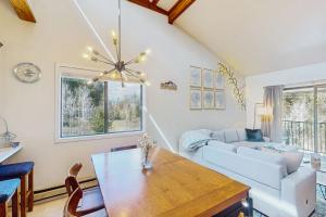 een woonkamer met een tafel en een bank bij Rustic Relaxation in Winter Park in Winter Park