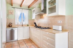 A kitchen or kitchenette at Villa Ingrid