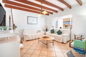 A television and/or entertainment centre at Villa Ingrid