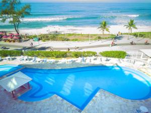 une vue aérienne d'une piscine à la plage dans l'établissement Manhãs de Sol: Vista à Beira-Mar, à Rio de Janeiro