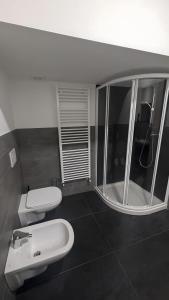 een badkamer met een witte wastafel en een toilet bij Casa Nicla in Colico