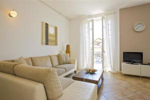 ein Wohnzimmer mit Sofa und Tisch in der Unterkunft Antiche Cure di Ghiffa in Ghiffa