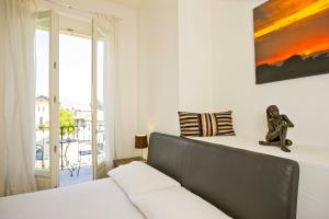 ein Schlafzimmer mit einem Bett und einem Fenster mit Aussicht in der Unterkunft Antiche Cure di Ghiffa in Ghiffa