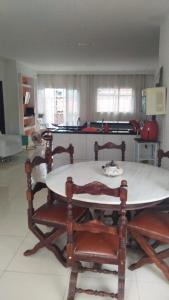 een keuken met een tafel en stoelen in een kamer bij Casa Mussurunga in Salvador