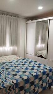 een slaapkamer met een bed en een groot raam bij Casa Mussurunga in Salvador +5 foto's