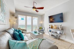 Una sala de estar con un sofá y un ventilador de techo. en Sea Dunes 602, en Fort Walton Beach