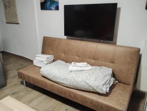 a brown couch with two white towels on it at Puente del Rey in El Rocío