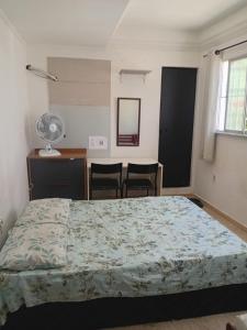 サルバドールにあるQuarto Porto da Barra da Tinaのベッドルーム1室(ベッド1台、椅子2脚付)