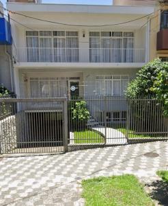 クリチバにあるCasa Centro-Rodoviaria com garagemの門前の家