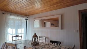 une salle à manger avec une table et un miroir dans l'établissement Gîte de ville appartement Location de vacance - St-Flour - 6-8 Personnes dans le Cantal, à Saint-Flour