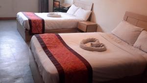 亚的斯亚贝巴Affta Hotel的酒店房间里的两张床，床上放着一个碗