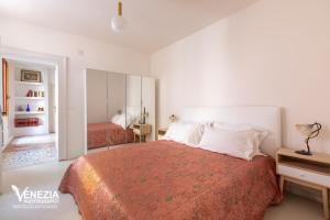 a bedroom with a large bed with a red blanket at Ampia Casa a due passi dalla Biennale in Venice
