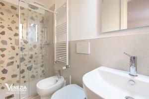 a bathroom with a toilet and a sink and a shower at Ampia Casa a due passi dalla Biennale in Venice