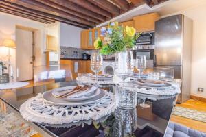 Kuchyň nebo kuchyňský kout v ubytování Apt Grands Boulevards 4 Guests