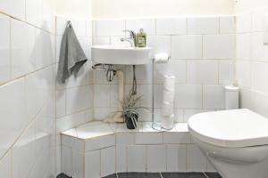 Koupelna v ubytování Apt Grands Boulevards 4 Guests + 9 fotografií