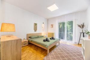Ένα ή περισσότερα κρεβάτια σε δωμάτιο στο Apartament cu Gradina la Casa Alemar