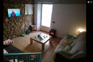 a living room with a couch and a coffee table at Casita rural Els voladorets in Torre de Endoménech