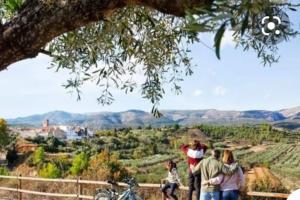 a group of people standing next to a tree at Casita rural Els voladorets in Torre de Endoménech