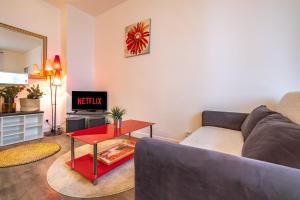 Appartement Place Monge 3 Guests في باريس: غرفة معيشة بها أريكة وطاولة +6 صور