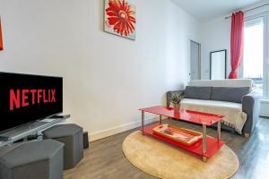 Appartement Place Monge 3 Guests في باريس: غرفة معيشة مع أريكة وتلفزيون