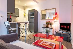 Appartement Place Monge 3 Guests في باريس: غرفة معيشة بها أريكة وطاولة