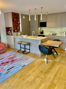 Η κουζίνα ή μικρή κουζίνα στο Giulia Prestige, appartement avec Terrasse Luxe & Confort aux Portes de Paris +36 φωτογραφίες