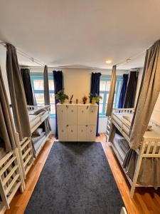 een kamer met 2 stapelbedden en een tapijt bij Samba Guesthouse in Porto