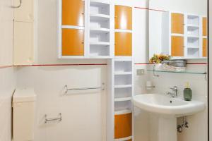 a small bathroom with a sink and a toilet at L'Angolo Fiorito con terrazza e in pieno centro in Grado +13 photos