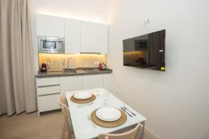 Una cocina con una mesa con dos platos encima. en El Templete Suite 2, en Córdoba 25 fotos más