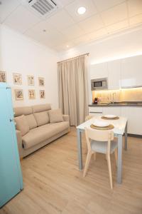 una sala de estar con una mesa y un sofá en El Templete Suite 2, en Córdoba