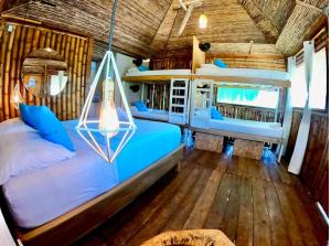 1 dormitorio con 1 cama con columpio en Cocobeach Palomino, en Palomino