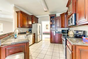 GautierにあるHome with Large Yard and Pond On-Site 15 Mi to Biloxiのキッチン(木製キャビネット、ステンレス製の電化製品付)