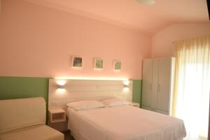 A bed or beds in a room at Daniel Apartments