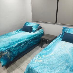 リチャーズ・ベイにある52 on Marlynhoek Self Catering Apartmentの部屋に並んで置かれた2つのベッド +8枚の写真