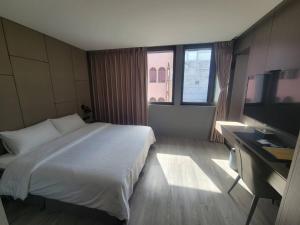 Postel nebo postele na pokoji v ubytování Hualien Pink Corner Hotel