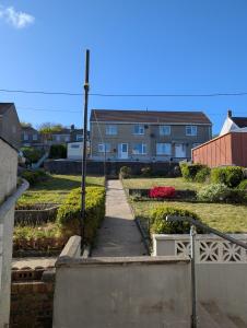 Pont-y-BeremにあるHouse in Pontyberem, Carmarthenshire - Long stays welcome!の背景に建物がある庭の歩道 +16枚の写真