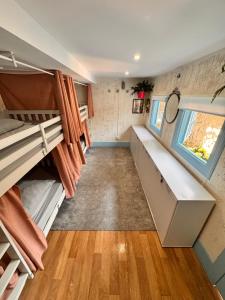 een kleine kamer met stapelbedden en een raam bij Samba Guesthouse in Porto