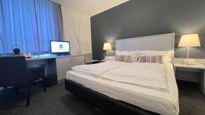 Postel nebo postele na pokoji v ubytování Hotel Medo Köln