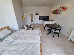 a bedroom with a bed and a table and chairs at Apartment mit Meerblick und Südbalkon in Sassnitz