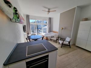 a living room with a kitchen with a counter top at Apartment mit Meerblick und Südbalkon in Sassnitz