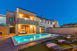 una piscina nel cortile di una casa di Villa Nika a Fažana