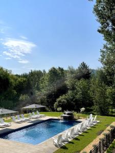 Bazén v ubytování Bromont Lodge 871 Shefford suite 205 nebo v jeho okolí